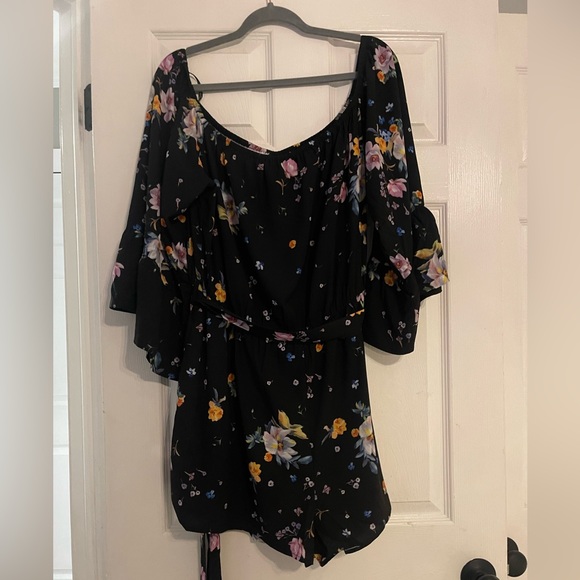 Off the shoulder Bell sleeve City Chic floral Romper/playsuit - Picture 2 of 6